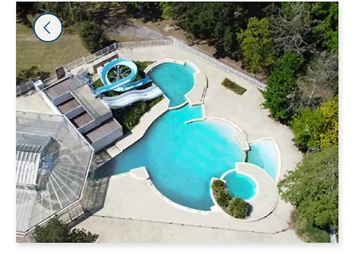 Сasa de vacaciones à Avec Piscine Partagée